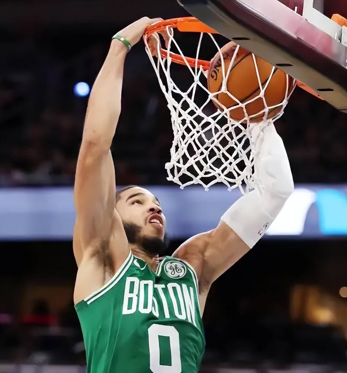 开云官方网站-塔图姆迎来十二赛季出色发挥，瑞士队观众热烈欢呼！-开云官方网站